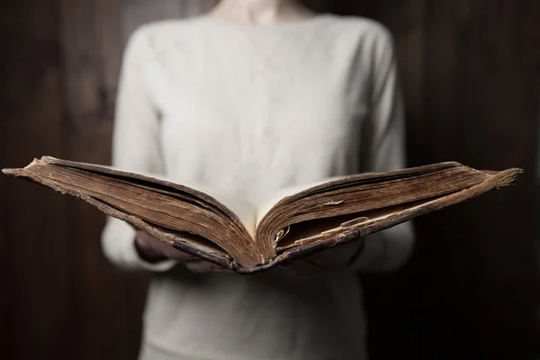 Donna mani sulla bibbia. sta leggendo e pregando sulla Bibbia in un — Foto Stock