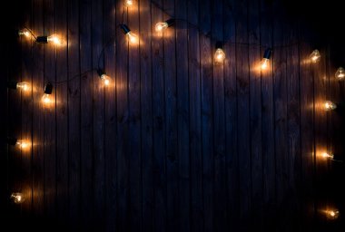 Koyu ahşap arka plan üzerinde Işık Ampüller