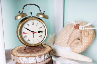 Bir raf retro çalar saat ile antika arka plan