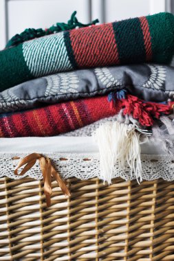 Sepetteki renkli havlu yığını