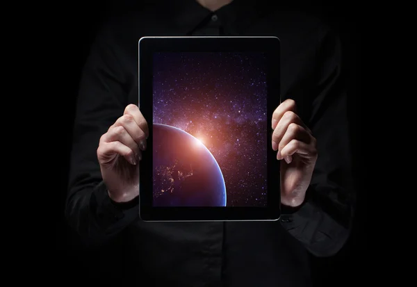 Zakenvrouw houden een tablet met planeet aarde — Stockfoto