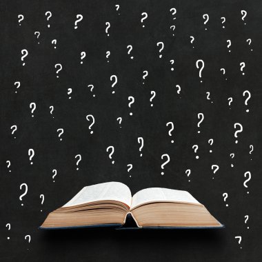 Blackboard arka plan üzerinde kitap şey işaretleri ile açıldı