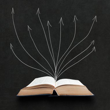Blackboard arka plan üzerinde kitap oklarla açıldı