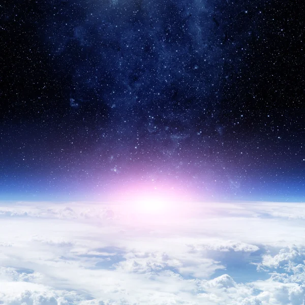 Nubes del planeta Tierra y cielo estrellado en el fondo — Foto de Stock