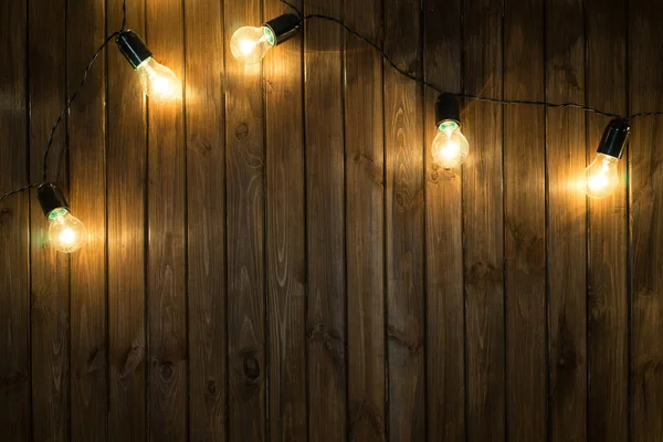 Lâmpadas em fundo de madeira escura imagem real — Fotografia de Stock