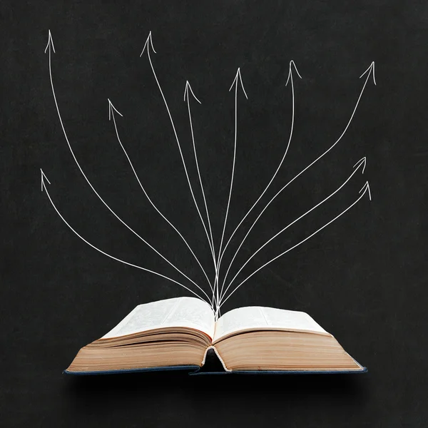 Libro aperto su sfondo lavagna con frecce — Foto Stock