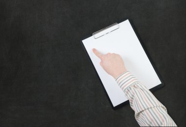 Kağıt yazı tahtası arka plan üzerinde işaret eller