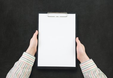 Kağıt yazı tahtası arka planda tutan eller