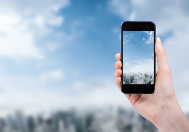 kadın el alarak fotoğraf bir akıllı telefon ile şehrin