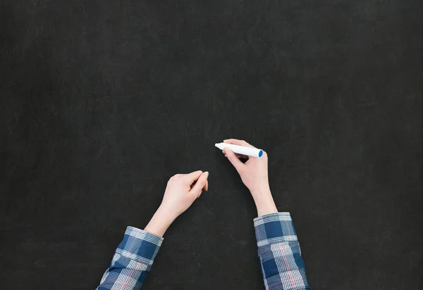 Female hand drawing something on blackboard — Stock Photo, Image