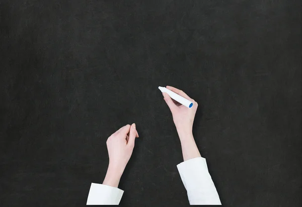 Female hand drawing something on blackboard — Stock Photo, Image