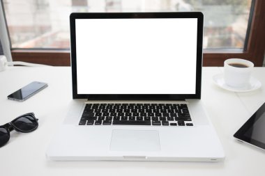 Ofis büro dizüstü ve tablet pc ve bir sma ile bir pencere yanında