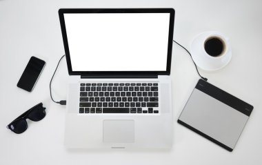 Bir tablo üzerinde modern dizüstü bilgisayar ve Gadget'ları Üstten Görünüm
