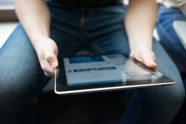 Fechar de Pessoa Segurando Tablet Digital — Fotografia de Stock