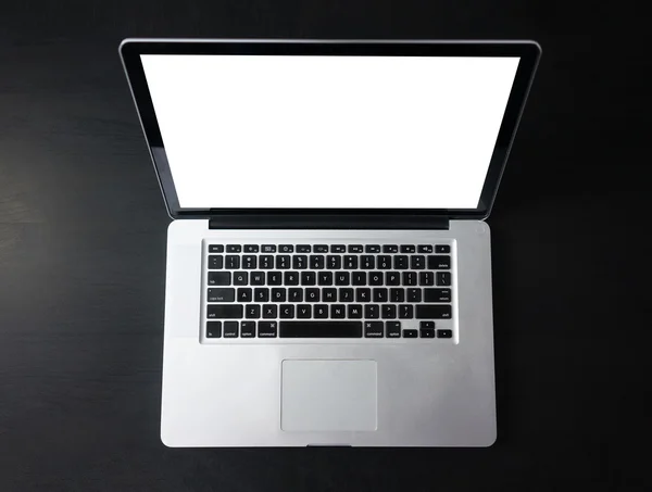 Otworzyć laptopa z na białym tle ekranu na ciemne drewniane biurko — Zdjęcie stockowe