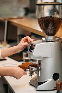 kahve Kahve değirmeni yardımıyla pişirme eller