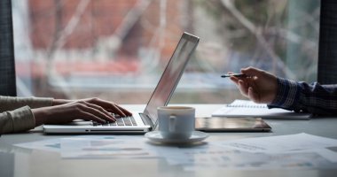 Dizüstü ve tablet kullanarak ofiste çalışan iş takım