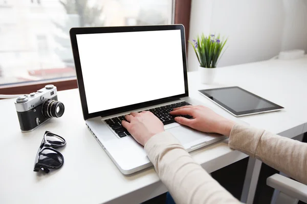 Trabalho de mulher de negócios em notebook em café moderno — Fotografia de Stock