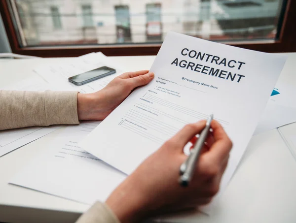 Biznes kobieta podpisania dokumentu umowy — Zdjęcie stockowe