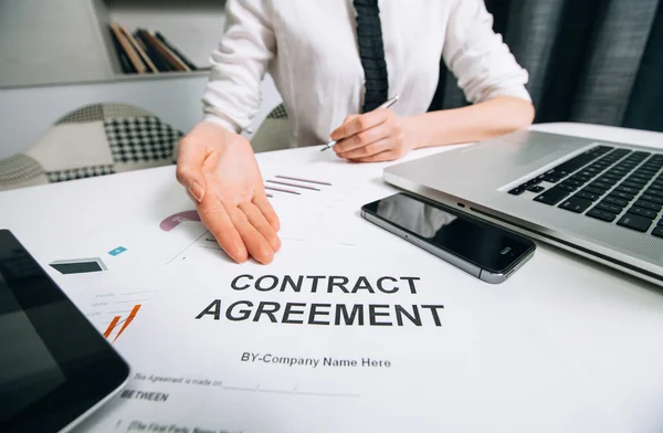 Mujer de negocios entrega de un contrato para la oferta de firma — Foto de Stock