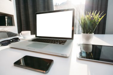 Ofis büro dizüstü ve tablet pc ve bir sma ile bir pencere yanında