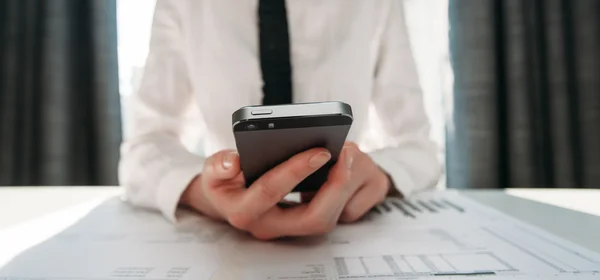 Zakenvrouw met behulp van slimme telefoon — Stockfoto