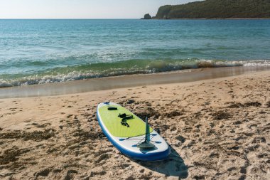 Suya binmek için yemek masası kıyıda uzanıyor.