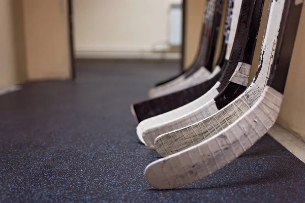 Bâtons Hockey Près Des Vestiaires Avant Match — Photo