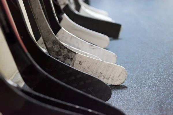 Bâtons Hockey Près Des Vestiaires Avant Match — Photo