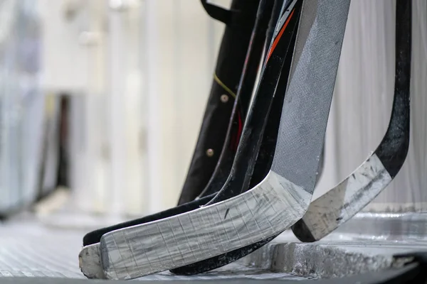 Bâtons Hockey Près Des Vestiaires Avant Match — Photo