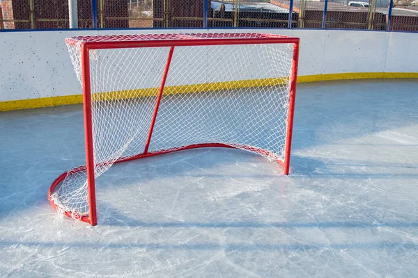 Hokey maçından önce hokey kapıları.