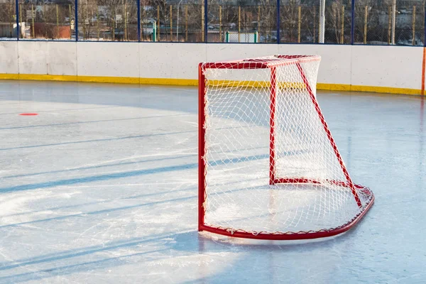 Hokey maçından önce hokey kapıları.