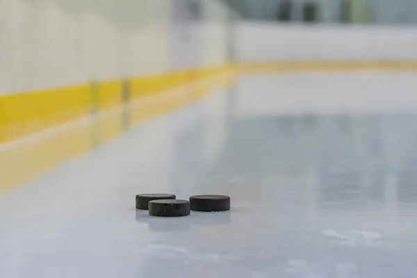 Eishockey Puck Auf Dem Eis — Stockfoto