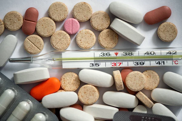 Çeşitli hastalıkların tedavisi için haplar ve vitaminler