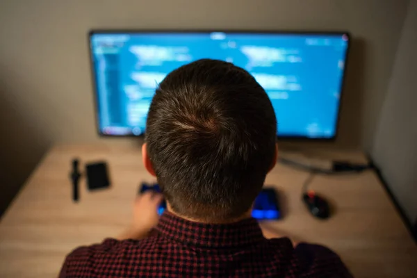 Programcı evde uzaktan çalışıyor.
