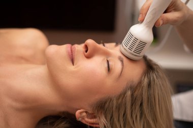 Kozmetik Güzellik Kliniği 'nde kadınların yüz bakımı mikro cilt bakımı yaptırırken yakın plan çekimleri. Hidra Elektrik süpürgesi temizleyicisi. Deri dökülmesi, gençleştirme ve susuzluk. Kozmetoloji. Yüz Cildi Bakımı.