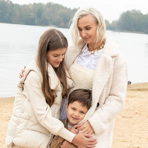女性の子供はビーチの寒い天候 光の服で息子と娘とお母さんを歩く 一緒にお楽しみください 優しさ 愛の概念は 美しい家族関係を受け入れる 屋外の写真 — ストック写真