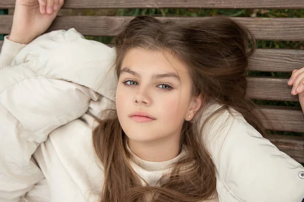 Porträt Einer Schönen Teenagerin Unter Freiem Himmel Sie Liegt Auf — Stockfoto