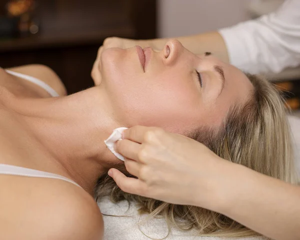 Jonge Mooie Vrouw Die Gezichtsmassage Spa Behandeling Krijgt Huidreiniging Door — Stockfoto