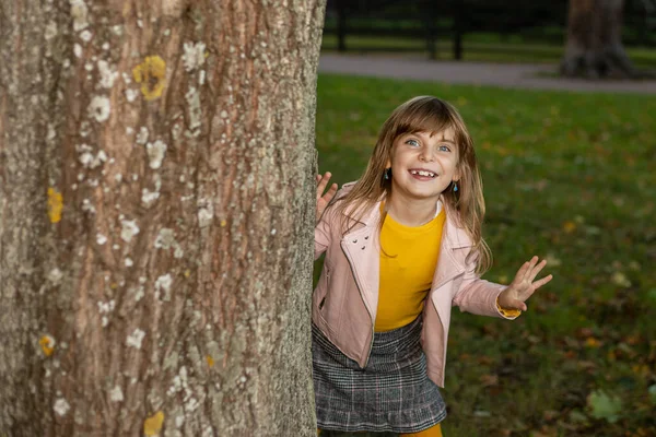 Foto Toothless Engraçado Menina Bonito Miúdo Jogando Esconde Esconde Outono — Fotografia de Stock