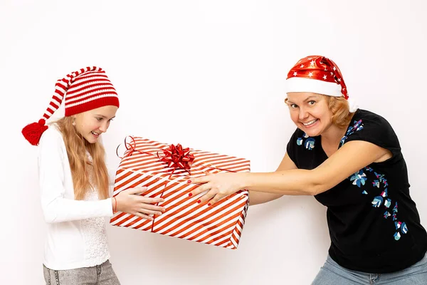 Mamma Figlia Ragazza Cappelli Babbo Natale Stanno Divertendo Uno Sfondo — Foto Stock