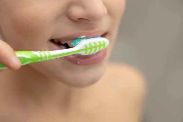 Photo Preteen Handsome Boy Brushing His Strong White Healthy Teeth — Stock Photo, Image