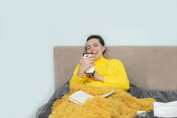 Больной Симпатичная Женщина Кровати Свитере Одеялом Спальне Счастливо Общается Видео — стоковое фото
