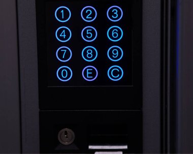 Elektronik Aydınlatılmış Düğmeli Otomat Paneli. Yakın plan fotoğraf.