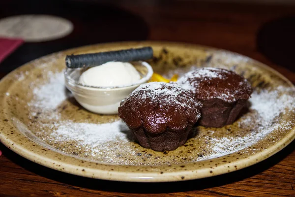 Chocolate Lava Cake dengan es krim di piring, close-up — Stok Foto