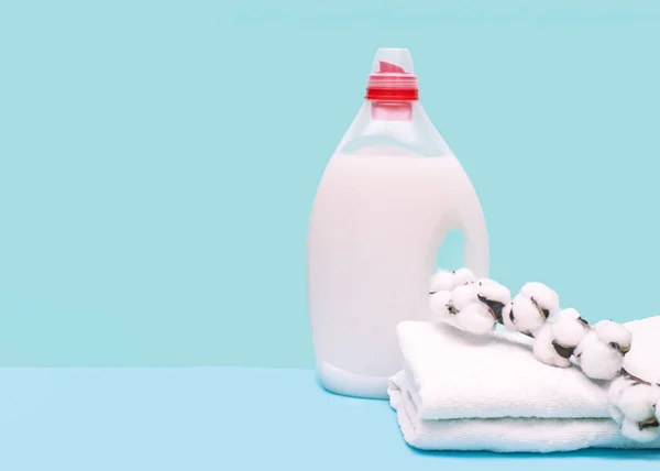 Detergente Lavandería Botella Con Líquido Toallas Sobre Fondo Azul Concepto —  Fotos de Stock