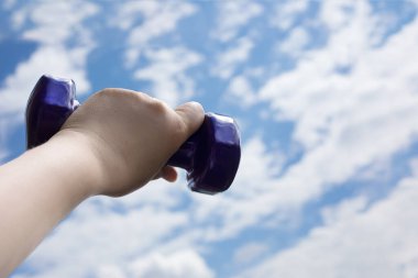 Elinde bulutla gökyüzüne karşı kettlebell, boşluğu kopyala