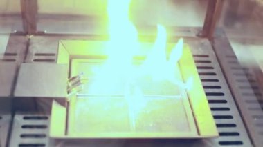 Gaz lambası ocağı, ısıtma cihazı, sokak kafesinde fenerde yangın. Yakın çekim videosu