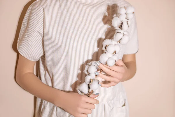 女性の手でボールと綿の小枝の写真 天然素材で作られたドレス コンセプト写真 — ストック写真