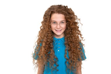 Gözlüklü, gözlüklü, gözlüklü, kameraya gülümseyen, beyaz arka planda izole edilmiş kıvırcık saçlı, güzel bir kızın portresi.